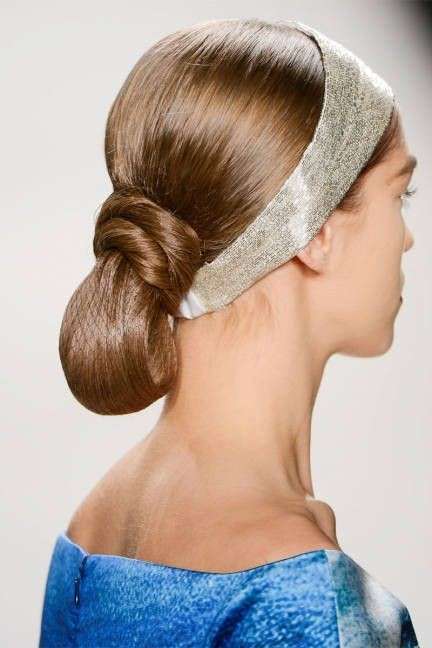 Chignon basso con retina e fascia argentata per capelli