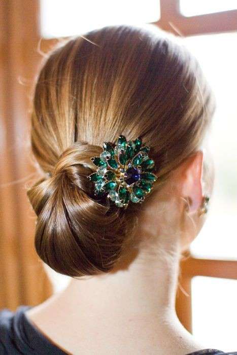 Chignon basso morbido con spilla per capelli