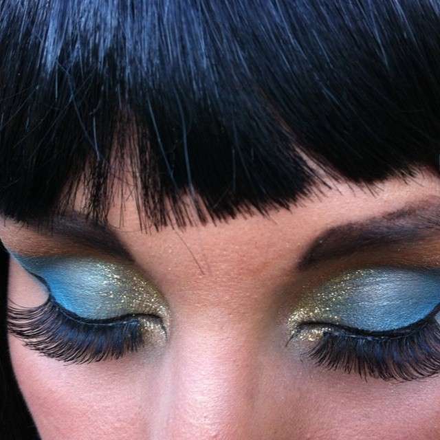 Ciglia finte e ombretto azzurro