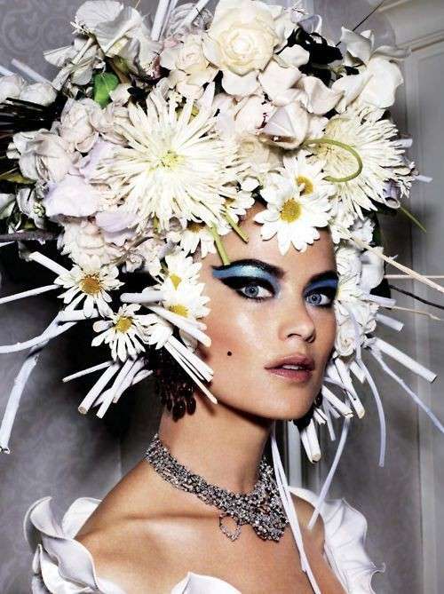 Cleopatra con corona di fiori