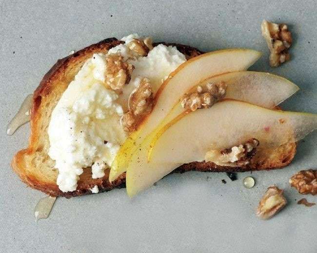 Crostini ricotta, noci e pere