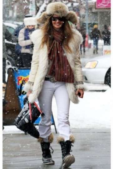 Elle McPherson con cappello di pelliccia in montagna