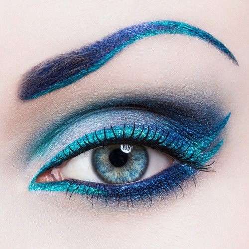 Eyeliner blu e ombretto sfumato per occhi azzurri