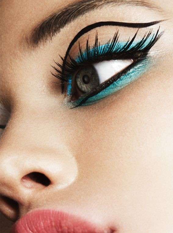 Eyeliner nero e ombretto in crema azzurro cremoso