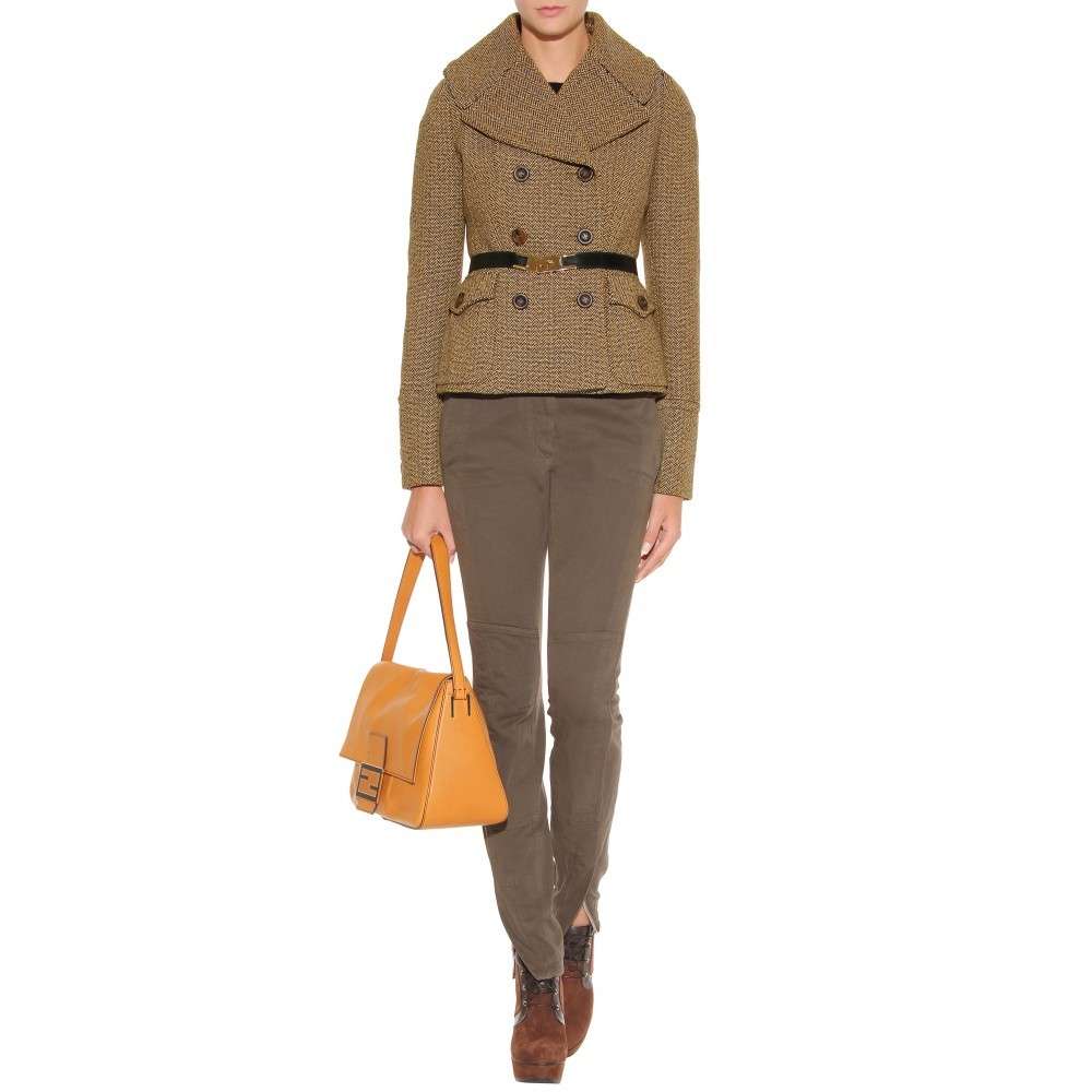 Francesine e pantaloni scuri