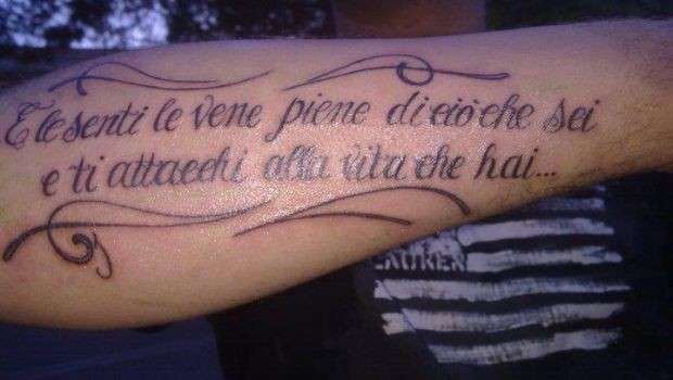 Frase sul braccio di Ligabue