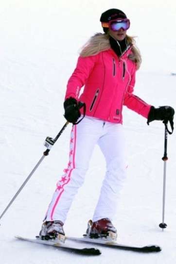 Giacca rosa per Paris Hilton in montagna