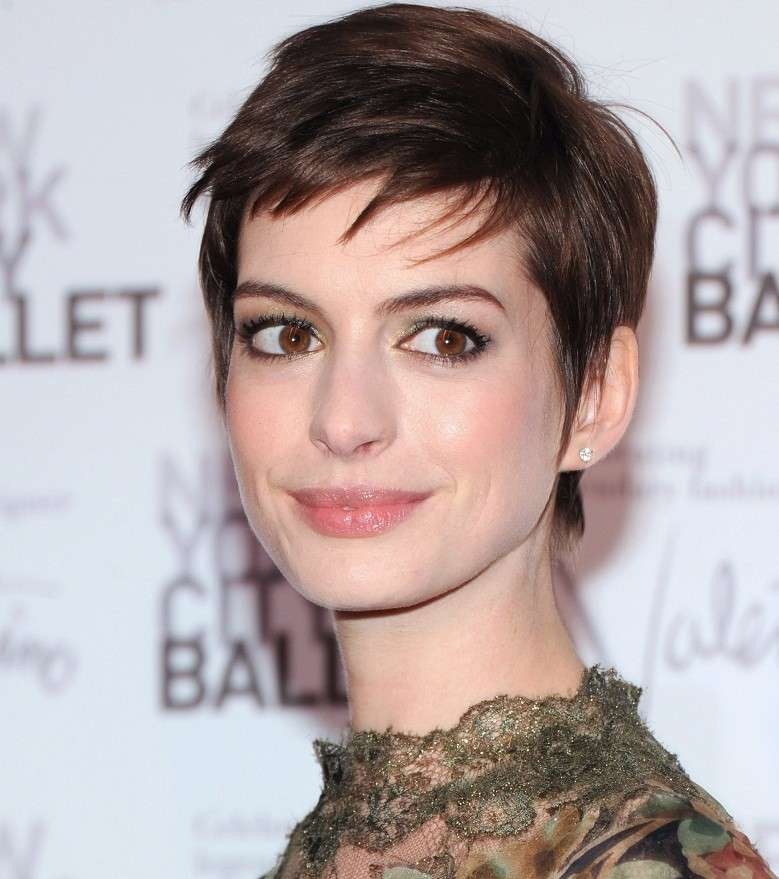 I capelli cortissimi di Anne Hathaway