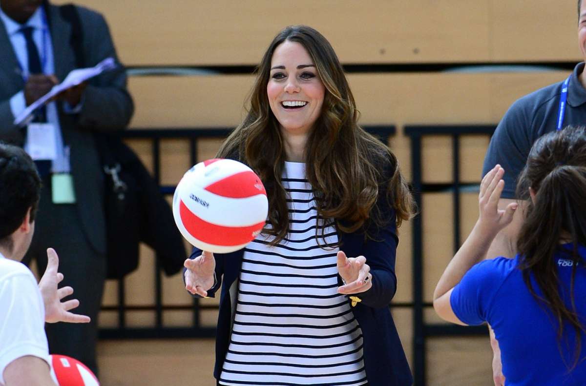 La duchessa di Cambridge gioca a pallavolo