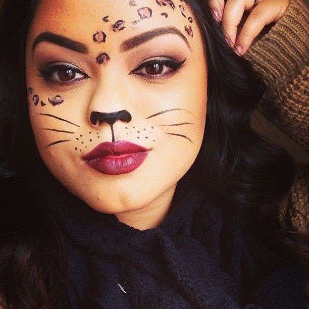 Labbra rosse per trucco da gatta