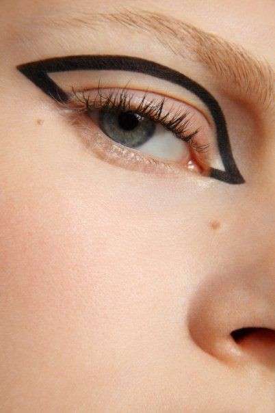Linea di eyeliner nero per Cleopatra futuristica