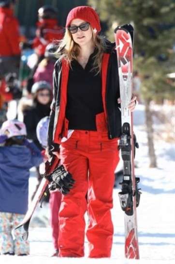 Look in rosso e nero per Kate Hudson in montagna