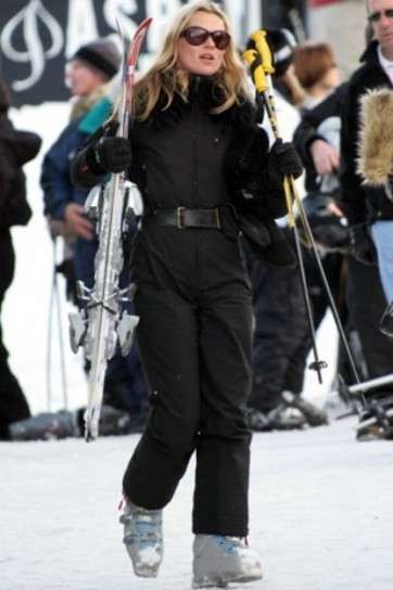 Look in total black per Kate Moss sulla neve