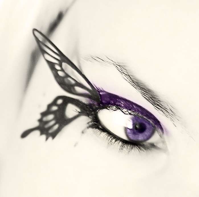 Make up con ali di farfalla applicate