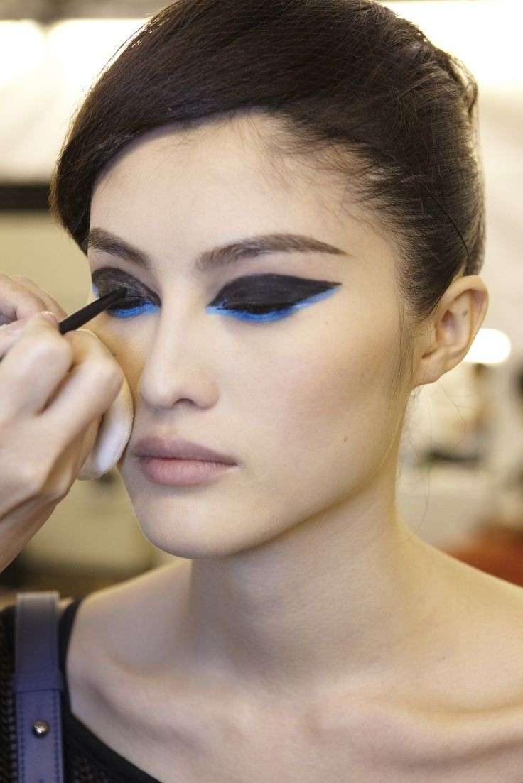 Nero e azzurro sugli occhi per imitare Cleopatra