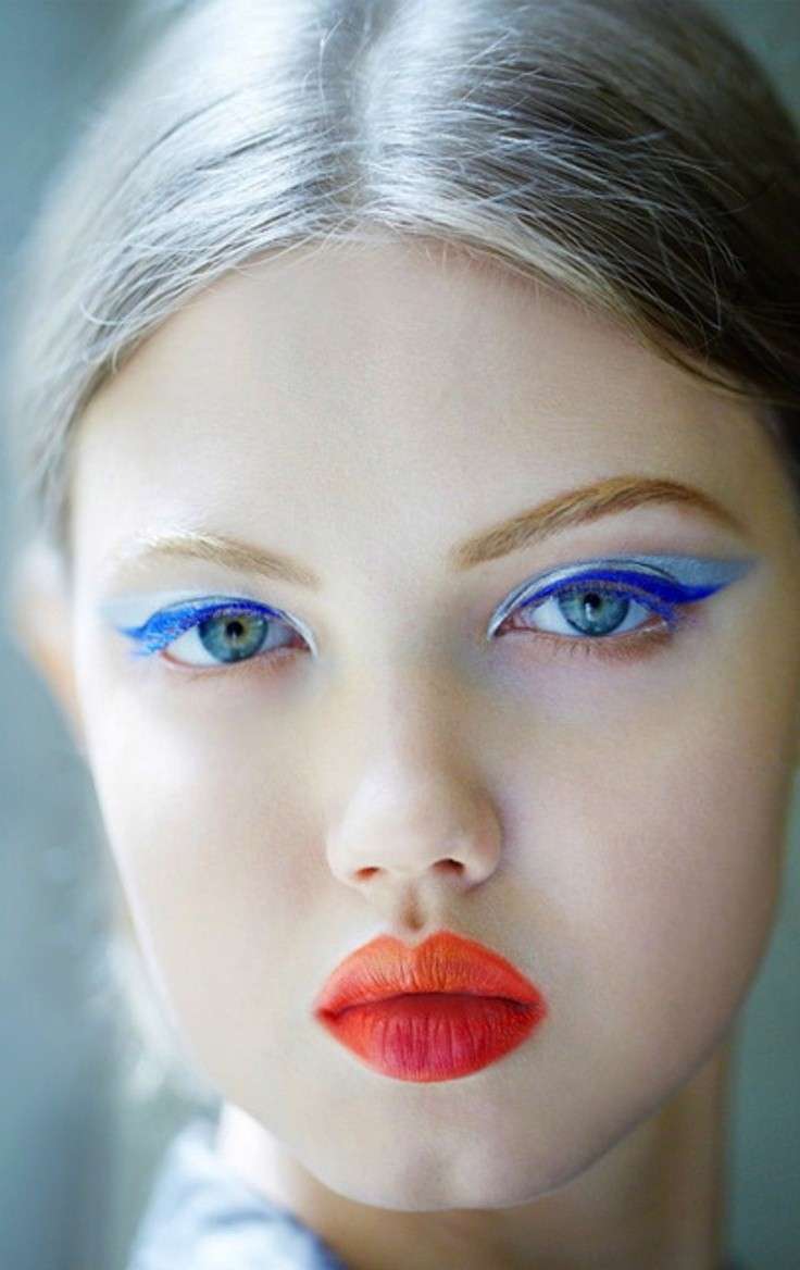 Occhi azzurri con eyeliner blu