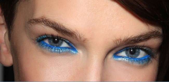 Occhi azzurri con matita blu