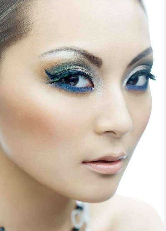 Occhi castani con make up blu