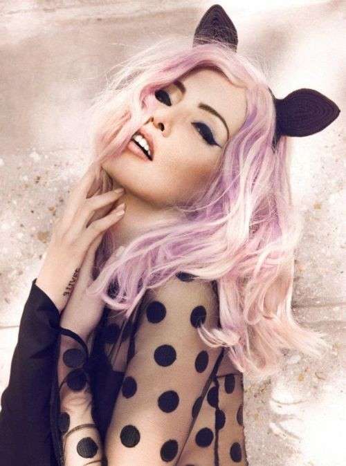 Orecchie da gatto e capelli rosa
