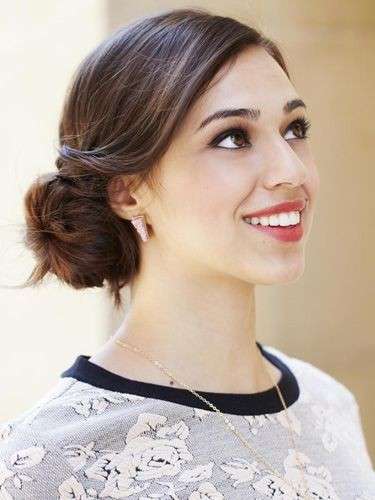 Pettinatura vintage con chignon basso