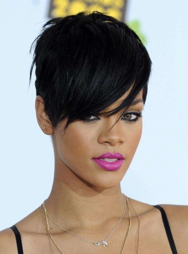 Pixie cut viso ovale di Rihanna