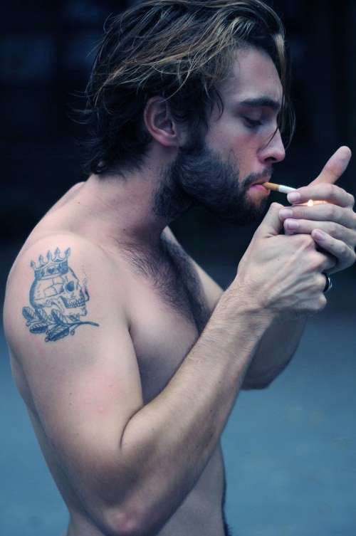 Ragazzo con piccolo tattoo