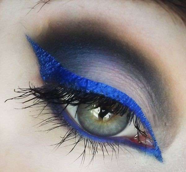 Riga di eyeliner blu per occhi verdi