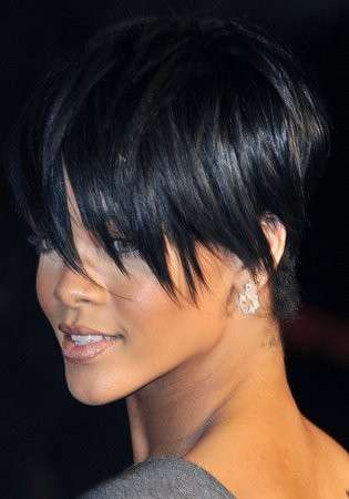 Rihanna con taglio corto