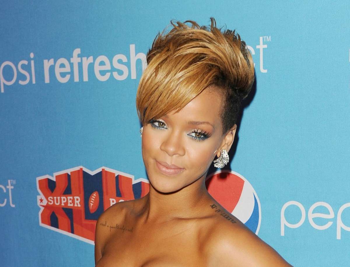 Rihanna con taglio corto