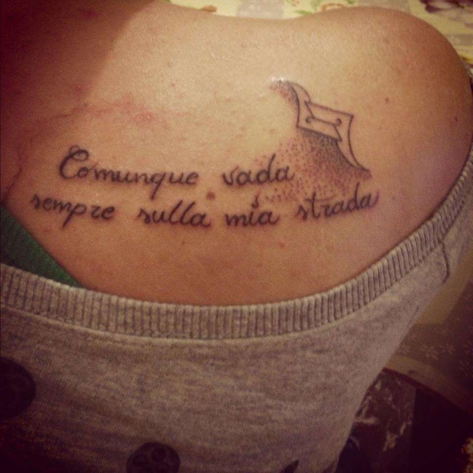 Strofa del Liga tatuata su spalla