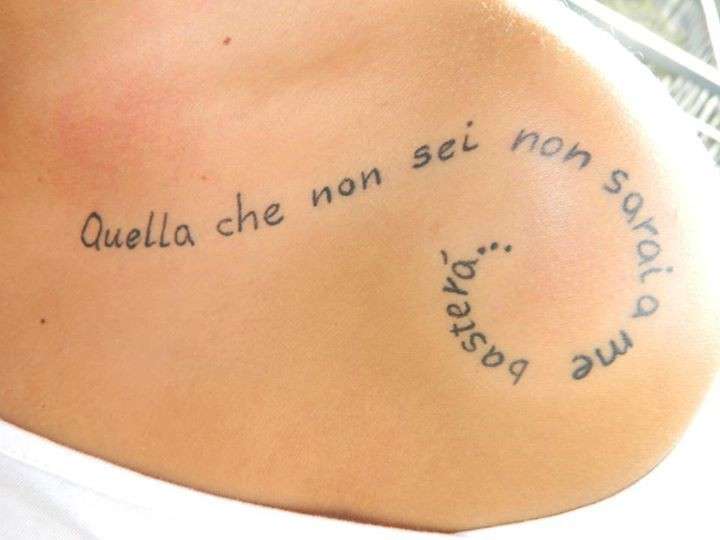 Tatuaggio a spirale con frase di Ligabue