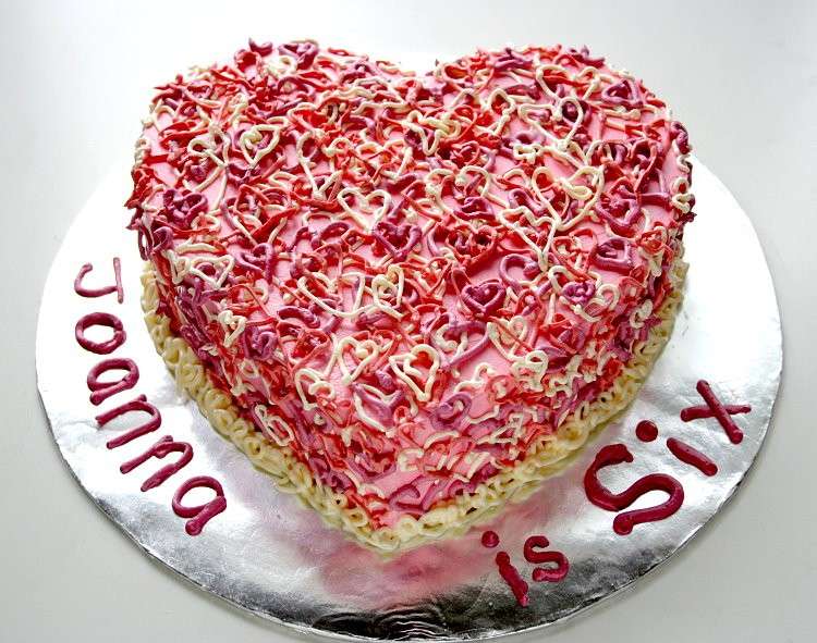 Torta a cuore decorata