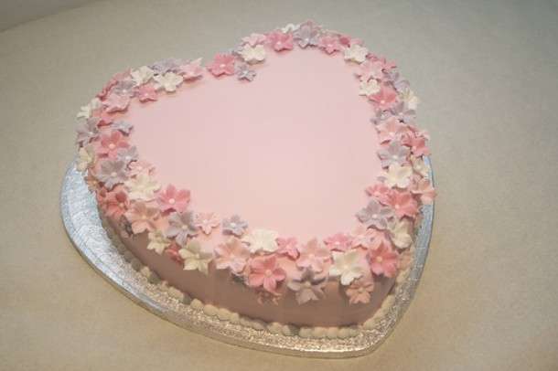 Torta a cuori con fiori