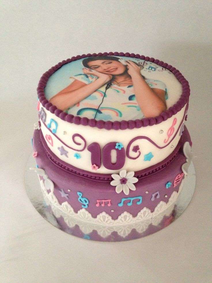 Torta di violetta a piano doppio