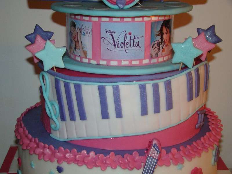 Torta di Violetta con pianoforte