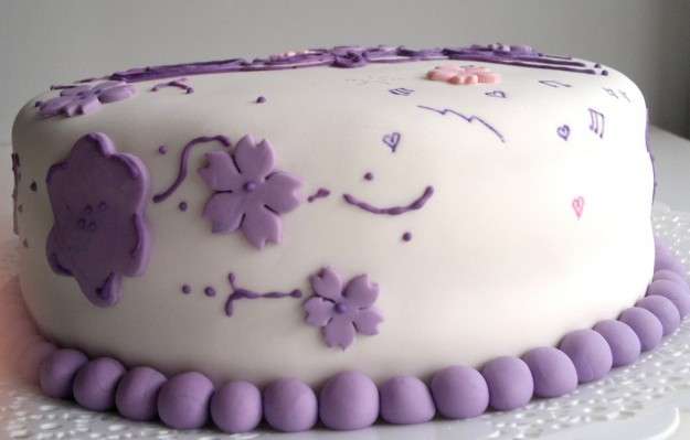 Torta Violetta con cioccolato plastico