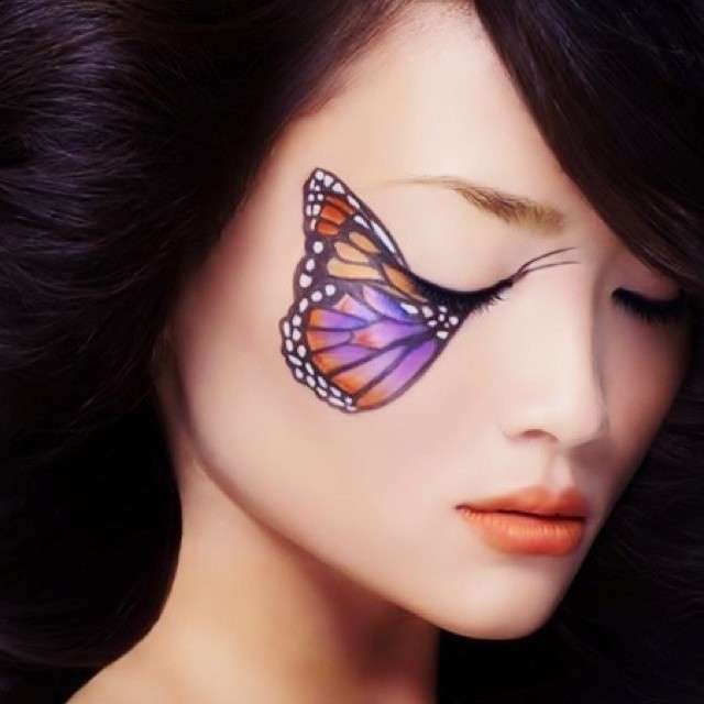 Trucco da farfalla con occhi chiusi