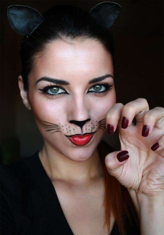 Trucco da gatto con smalto rosso