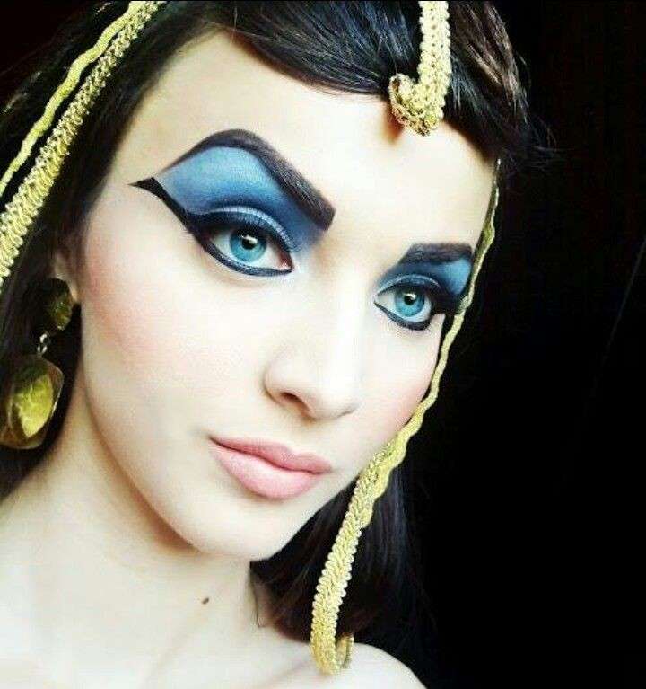Trucco occhi azzurro intenso per Carnevale