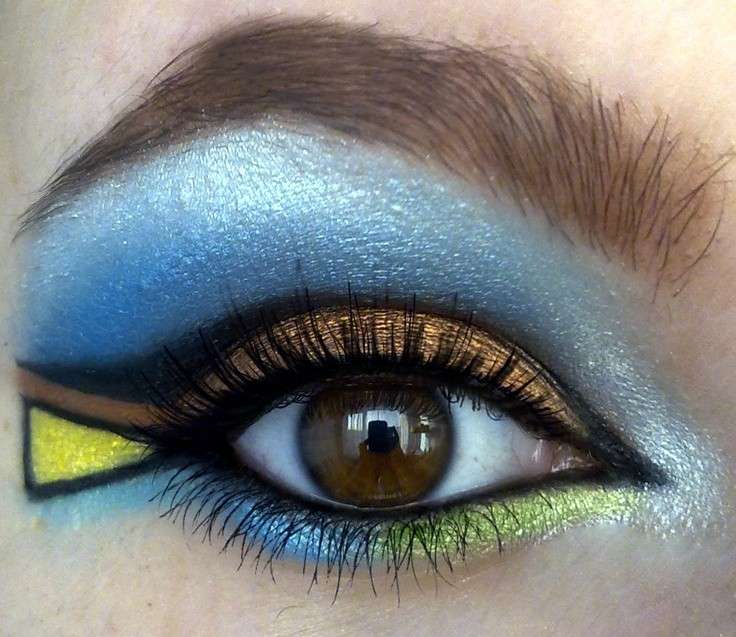 Trucco occhi geometrico e colorato