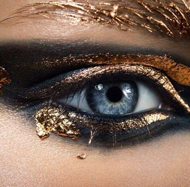 Trucco occhi gold e nero da Cleopatra