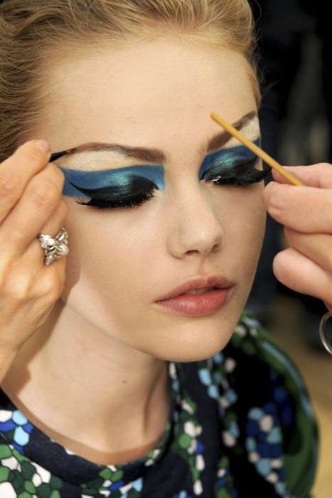 Trucco occhi marcato blu e nero
