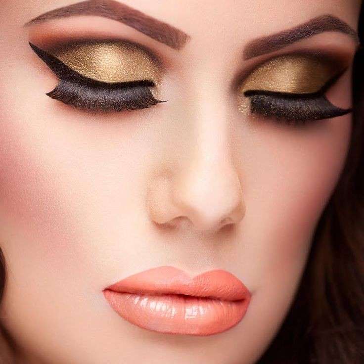 Trucco occhi oro e nero con ciglia finte