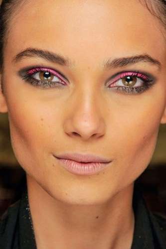 Trucco rosa per costume da farfalla