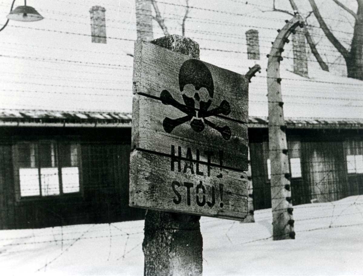 Uno dei tanti cartelli che si trovavano lungo il recinto ad Auschwitz