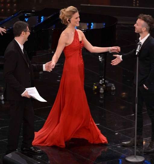 Bar Refaeli con abito rosso Roberto Cavalli