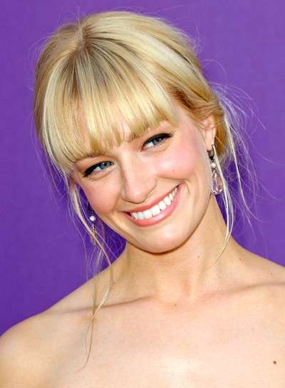 Beth Behrs beauty look