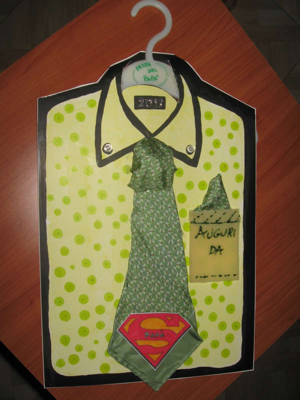 Camicia con cravatta di cartoncino