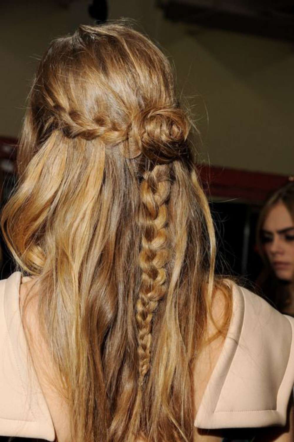 Capelli semiraccolti con trecce