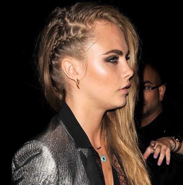 Capelli semiraccolti di Cara Delevingne